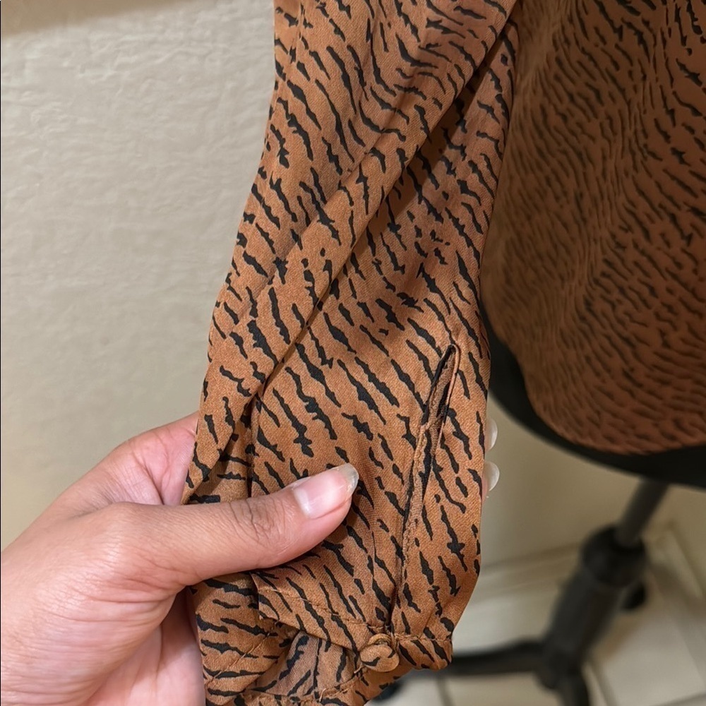Banana Republic SP Women's Animal Print V-Neck Top!! - Picture 5 of 9
